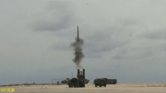 Tên lửa phòng không HQ-9 Trung Quốc khai hỏa trong một cuộc tập trận. Trung Quốc đã triển khai trái phép loại tên lửa này tại đảo Phú Lâm, quần đảo Hoàng Sá