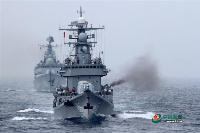 Chiến hạm hải quân Trung Quốc khai hỏa trong cuộc tập trận trên biển