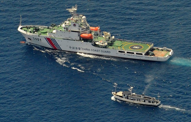 Tàu hải giám Trung Quốc to lớn chèn ép, ngăn cản không cho tàu Philippines tiếp cận Bãi Cỏ Mây ở Trường Sa