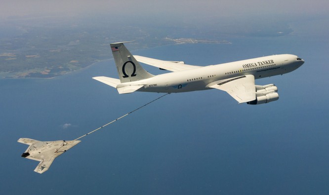 Máy bay không người lái X-47B tiếp dầu trên không. Các loại vũ khí như X-47B sẽ đóng vai trò lớn trong các cuộc chiến tương lai của Mỹ