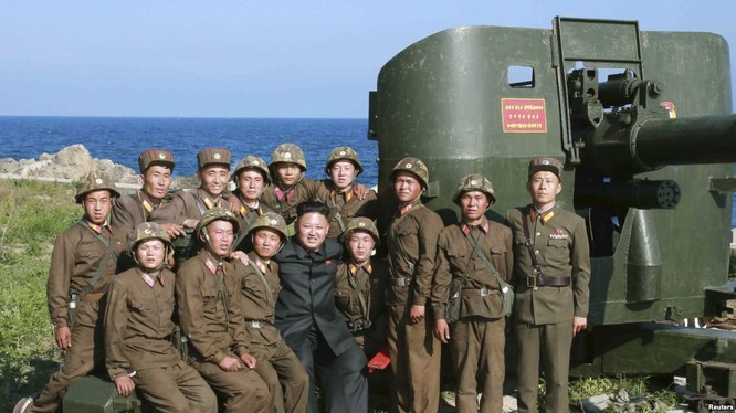 Nhà lãnh đạo Triều Tiên Kim Jong un thăm tàu ngầm của hải quân nước này