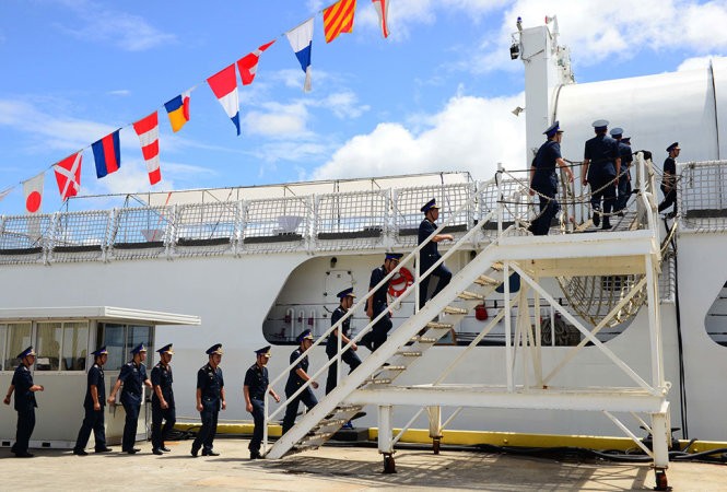 Các thành viên của cảnh sát biển Việt Nam lên tàu CSB-8020 trong lễ bàn giao tại Căn cứ Tuần duyên Honolulu hôm 25/5/2017. Sau gần 50 năm phục vụ trong Tuần duyên Hoa Kỳ, cựu Tàu Tuần duyên Morgenthau chính thức được bàn giao cho Cảnh sát biển Việt Nam và được đổi tên thành CSB-8020
