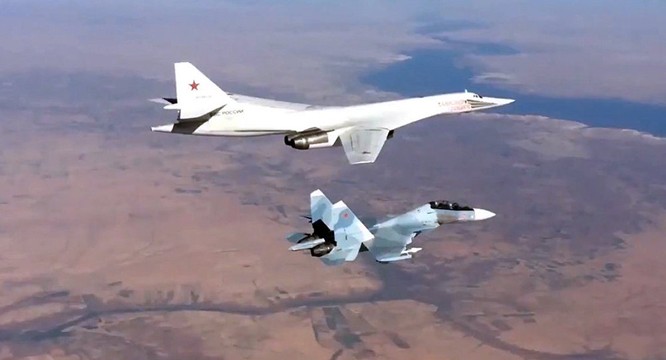 Chiến đấu cơ Su-30SM hộ tống máy bay ném bom chiến lược Tu-160 tham gia tấn công phiến quân khủng bố tại Syria
