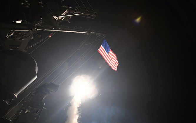 Khu trục hạm Mỹ phóng tên lửa tấn công căn cứ không quân Syria hôm 7/4 sau cáo buộc tấn công hoá học với dân thường