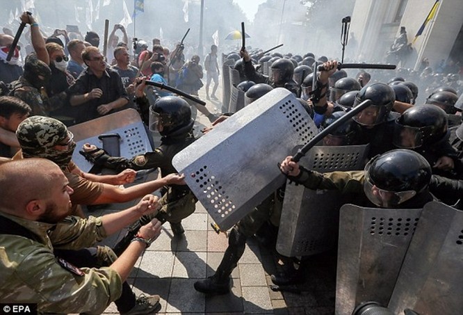 Bạo loạn đã dẫn đến lật đổ chính quyền của tổng thống Yanukovich tại Ukraine