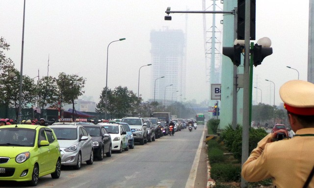 Hà Nội ra quân xử phạt ô tô, xe máy lấn làn buýt nhanh ảnh 1