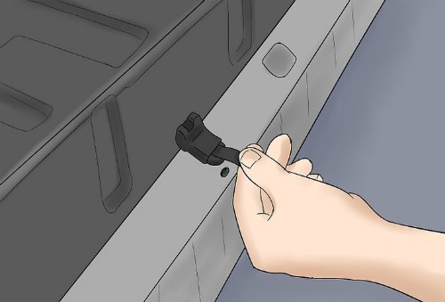 4 cách 'cạy cửa' ôtô trong trường hợp khẩn cấp ảnh 10