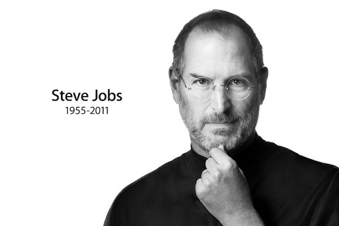 Chưa chắc đã là như vậy. Steve Jobs quả thật là một trong những nhà lãnh đạo công nghệ vĩ đại nhất lịch sử loài người, nhưng ông cũng có những quan niệm sai lầm có thể đã giết chết Apple từ 3, 5 năm trước. Chưa chắc đã là như vậy. Steve Jobs quả thật là một trong những nhà lãnh đạo công nghệ vĩ đại nhất lịch sử loài người, nhưng ông cũng có những quan niệm sai lầm có thể đã giết chết Apple từ 3, 5 năm trước. Những khoảnh khắc đã đi vào lịch sử. Không một tín đồ công nghệ chân chính nào có thể phủ nhận tài năng của Steve Jobs. Với tầm nhìn độc đáo dành cho công nghệ, ông đã đóng góp một phần rất quan trọng vào rất nhiều cuộc cách mạng công nghệ lớn: PC (Apple II), đồ họa trực quan (Macintosh), nhạc số, cửa hàng trực tuyến, máy nghe nhạc cá nhân (iPod), smartphone cảm ứng (iPhone), laptop siêu mỏng (MacBook Air) và tablet (iPad). Với từng đột phá, nhà sáng lập của Apple liên tục mở ra những danh mục điện toán con người chưa từng nghĩ đến, thay đổi hoàn toàn cách tương tác giữa máy móc và người dùng. Và từ khi Steve Jobs ra đi, Apple vẫn chưa thể thực sự tạo ra một cuộc cách mạng công nghệ nào cả. Apple Watch, Apple TV mới (với watchOS), AirPods, iPad Pro... tất cả đều là những sản phẩm có thể dễ dàng thu hút sự chú ý của người hâm mộ. Nhưng tất cả những sản phẩm ấy đều không thể khiến các fan hâm mộ trầm trồ như khi iPhone hoặc iPad ra đời. Vì lý do này, không khó để hiểu nhiều người vẫn mang suy nghĩ rằng Apple sẽ tốt hơn rất nhiều nếu vẫn còn Steve Jobs. "Apple của Steve Jobs vẫn còn có hy vọng, chứ Apple của ngày nay chẳng có gì đáng chú ý cả", họ nói. Nhưng sự thật không hề đơn giản như vậy. Chưa chắc đã là như vậy. Steve Jobs quả thật là một trong những nhà lãnh đạo công nghệ vĩ đại nhất lịch sử loài người, nhưng ông cũng có những quan niệm sai lầm có thể đã giết chết Apple từ 3, 5 năm trước. Nếu Steve Jobs còn lãnh đạo Apple, chưa chắc iPhone 6 Plus và iPad Mini đã ra đời. Lý do ư? Bất chấp vai trò là một trong những nhà lãnh đạo công nghệ quan trọng nhất của mọi thời đại, Steve Jobs vẫn có thể mắc rất nhiều sai lầm. Ít ai biết rằng trước cả thời điểm Jobs bị "đá" khỏi Apple năm 1985, Bill Gates đã từng khẩn khoản kêu gọi Apple đem hệ điều hành Macintosh ra phổ biến rộng rãi trên nhiều loại phần cứng. Jobs chắc chắn không đồng ý với điều này, còn CEO John Sculley ít ra đã từng một lần cân nhắc đến hướng đi mới. Cuối cùng, Microsoft đem "copy" rất nhiều ý tưởng từ Mac OS sang Windows và đến cuối thập niên 1990 thì hạ bệ Apple. Ngay cả trong cuộc hồi sinh thần kỳ của Apple vào thập niên 2000, Steve Jobs vẫn có rất nhiều quan niệm đi ngược với thời đại. Ông từng nói về ý tưởng smartphone cỡ lớn: "Bạn không thể dùng tay để điều khiển một chiếc điện thoại như vậy. Sẽ chẳng có ai thèm mua một chiếc điện thoại cỡ lớn". Sau này, Apple bước vào thời kỳ rực rỡ nhất với sự ra mắt của iPhone 6 và 6 Plus với kích cỡ 4.7/5.5 inch. Một ví dụ nổi tiếng khác về những thiếu sót của Steve Jobs là tablet cỡ nhỏ. "10 inch là kích cỡ tối thiểu để tạo ra những ứng dụng tablet tuyệt vời", ông khẳng định vào cuối năm 2010. 2 năm sau, iPad Mini ra đời và trở thành một phần quan trọng giúp tăng trưởng và duy trì doanh số iPad trước khi trào lưu tablet nguội lạnh. Chưa chắc đã là như vậy. Steve Jobs quả thật là một trong những nhà lãnh đạo công nghệ vĩ đại nhất lịch sử loài người, nhưng ông cũng có những quan niệm sai lầm có thể đã giết chết Apple từ 3, 5 năm trước. Thua xa Jobs về tinh thần sáng tạo nhưng Tim Cook lại là một bậc thầy về kinh doanh. Nhờ Cook, giá trị vốn hóa Apple lần lượt cán mốc 700 tỷ USD và 800 tỷ USD. Có rất nhiều ví dụ khác cho thấy Steve Jobs cũng vẫn mắc sai lầm. Ban đầu, ông từng phản đối ý tưởng chợ ứng dụng trên iOS trước khi được phó tướng Phil Schiller thuyết phục thay đổi. Ông cũng đã từng chỉ trích thậm tệ chiếc bút stylus mà không tính tới khả năng rằng stylus có thể từ bỏ vai trò bù đắp cho công nghệ điện trở cũ kỹ để trở thành một công cụ quan trọng cho tablet làm việc. Và đó là còn chưa kể tới khá nhiều ý tưởng dở tệ như "mạng xã hội" iTunes Ping, ứng dụng quản lý dữ liệu người dùng MobileMe hoặc chiếc máy PowerMac G4. Ở chiều ngược lại, bạn có thể chỉ trích CEO Tim Cook vì chưa thể tạo lập một cuộc cách mạng nào trên lĩnh vực phần cứng như Steve Jobs đã từng vô số lần thành công. Song, sự thật là không chỉ riêng gì Apple mà là tất cả các hãng phần cứng đều chưa thể tạo lập ra một cuộc cách mạng công nghệ (cho người dùng cuối) từ khi Steve Jobs ra đi. Thời trang công nghệ phần lớn vẫn là các thiết bị "làng nhàng" không cần thiết, các thiết bị gia dụng IoT dù có chút thành công nhưng cũng chưa hợp nhất dưới tầm nhìn của bất cứ một gã lớn nào. Nếu có trách Cook, bạn cũng chỉ có thể trách vì sao Apple lại không đứng đầu cuộc đua loa thông minh do Echo của Amazon khởi sướng. Ấy vậy nhưng doanh số của những chiếc loa Echo mới chỉ dừng ở mức vài triệu "lẻ" trong khi iPhone bán ra mỗi quý vẫn đạt hàng chục triệu. Smartphone vẫn đứng ở vị trí trung tâm trong cuộc sống của con người, và iPhone vẫn đang là danh mục smartphone thành công nhất. Chưa chắc đã là như vậy. Steve Jobs quả thật là một trong những nhà lãnh đạo công nghệ vĩ đại nhất lịch sử loài người, nhưng ông cũng có những quan niệm sai lầm có thể đã giết chết Apple từ 3, 5 năm trước. Còn những cuộc cách mạng như AI, Big Data, điện toán đám mây...? Hãy nhớ rằng từ trước đến nay Apple về bản chất là một công ty sản xuất thiết bị phần cứng cho người dùng cuối. Nói Apple thua cuộc trước Google và Microsoft về sức mạnh AI là cái nhìn chính xác nhưng không đầy đủ: chừng nào Apple còn mạnh về phần cứng và Google, Microsoft, Facebook... còn mạnh về phần mềm, các gã lớn này vẫn có thể nhìn mặt nhau. Hãy nhớ rằng ứng dụng và dịch vụ của Google cùng Microsoft vẫn đang được cung cấp rộng rãi trên iOS. Thực tế là huyền thoại công nghệ nào cũng có sai lầm. Bill Gates đã từng đem 150 triệu USD "cứu" Apple và cuối cùng không thể bám đuổi kịp iPod, iPhone và iPad. Vị CEO huyền thoại Jorma Ollila của Nokia đã sai lầm khi trao quyền lãnh đạo cho một vị phó tướng hèn nhát không dám cách mạng hóa thị trường viễn thông. Những sai lầm của Amazon dưới quyền Jeff Bezos hay của Google dưới quyền Larry Page và Sergey Brin cũng nhiều không kể xiết. Steve Jobs cũng vậy. Dù vẫn được tung hô là huyền thoại công nghệ vĩ đại nhất, ông vẫn không phải là người hoàn hảo. Ông cũng đã từng mang những tầm nhìn đi ngược lại xu thế của thị trường - một vài trong số đó có thể khiến Apple gục ngã thay vì vẫn sống tốt với 800 tỷ USD trị giá vốn hóa và khối tiền mặt 250 tỷ USD như ngày hôm nay. Dù sao, không một ai có thể thay đổi hướng đi của quá khứ. Cũng không một ai có thể biết Apple của ngày hôm nay sẽ như thế nào nếu vẫn được Steve Jobs dìu dắt. Sẽ có cuộc cách mạng nào? Sẽ có thất bại nào? Câu trả lời chỉ nằm trong trí tưởng tượng của bạn và tôi mà thôi. Gia Bảo
