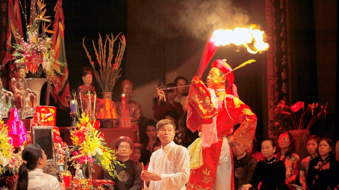 Ảnh chụp một buổi hầu đồng tại
