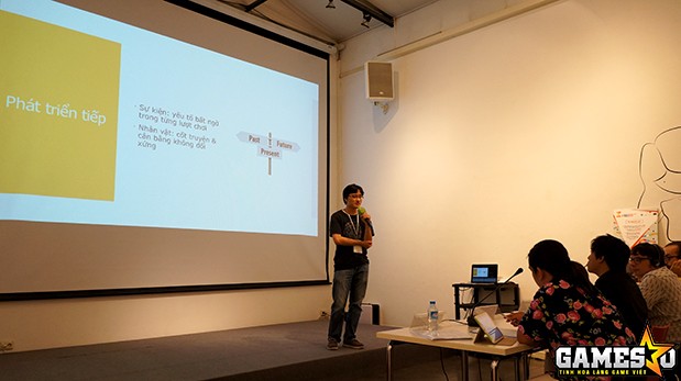 Thí sinh Dương Viết Dũng đang thực hiện phần thuyết trình sản phẩm board-game "Núi & Nước" lấy cảm hứng từ sự tích Sơn Tinh - Thủy Tinh