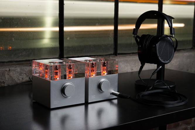 Khi các tín đồ của tai nghe đã hiểu rõ vai trò tối quan trọng của amp/DAC, các sản phẩm đẳng cấp cũng xuất hiện ngày một dày đặc từ khắp mọi nơi trên thế giới. Chord Electronics, Aune và Burson là một vài tên tuổi toàn cầu trong cuộc đua amp/DAC đang ngày một khốc liệt.