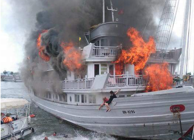 Tàu du lịch cháy dữ dội, nhiều người nhảy xuống biển Hạ Long ảnh 4