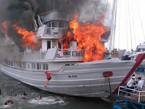 Tàu du lịch cháy dữ dội, nhiều người nhảy xuống biển Hạ Long ảnh 2