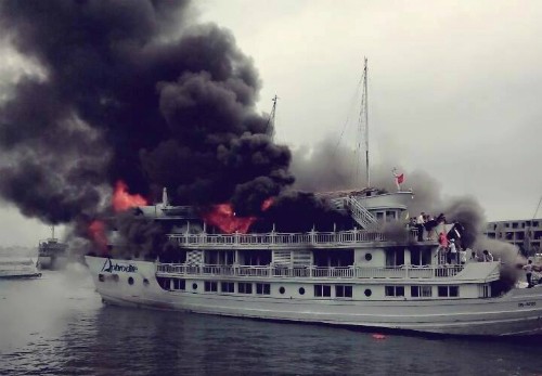 Tàu du lịch cháy dữ dội, nhiều người nhảy xuống biển Hạ Long ảnh 1
