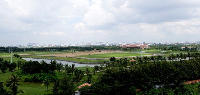 Phần sân A nằm phía đường Tân Sơn và Quang Trung, quận Gò Vấp, 3 sân còn lại đều tiếp giáp với sân bay.
