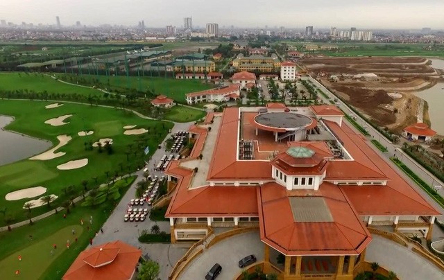 Him Lam Palace được quảng cáo là nhà hàng tiệc cưới 4 sao duy nhất nằm trong sân golf, có sức chứa 2.000 người và có cả bãi đáp trực thăng riêng.