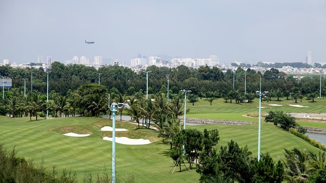 Từ hướng đường Tân Sơn, phóng tầm mắt qua khu sân A có thể nhìn thấy máy bay hạ cánh...
