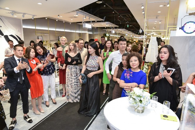 VFD - ngôi nhà chung của thời trang Việt hứa hẹn sẽ là địa chỉ tin cậy dành cho người tiêu dùng, là cơ hội để mỗi nhãn hàng có thể quảng bá tốt nhất thương hiệu của mình, đồng thời tạo môi trường sôi động cho các NTK học hỏi và trao đổi về kiến thức, xu hướng thời trang.