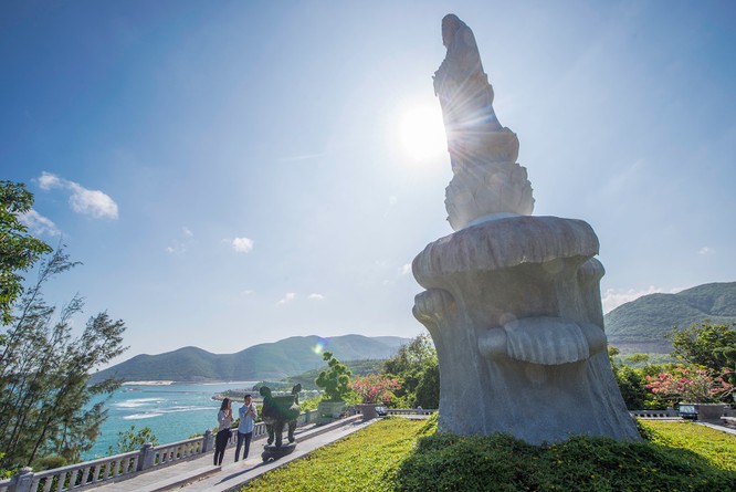 Đứng trên đỉnh núi Trúc Lâm tịnh viện, tận hưởng gió biển mênh mông, phóng tầm mắt để thưởng ngoạn trọn vẹn vịnh Nha Trang sẽ là trải nghiệm rất đáng nhớ