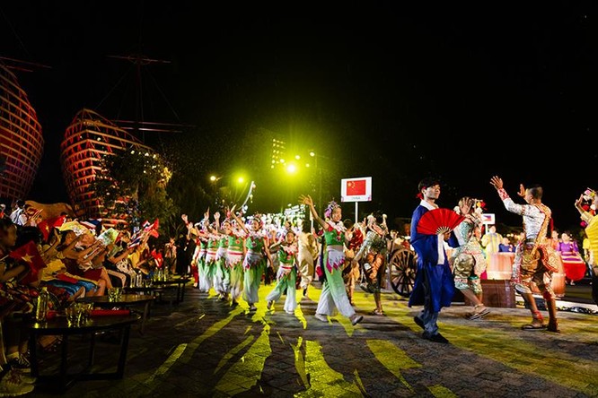 Đoàn Thái Lan mở đầu đêm diễn với tiết mục múa Khòn Ramakien điêu luyện, gây ấn tượng mạnh với người xem.