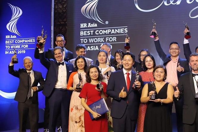 Bà Trần Thị Mỹ Hạnh – Phó Tổng Giám đốc Sun Group (áo trắng, ở giữa) cùng các doanh nghiệp được tôn vinh trong Top 50 doanh nghiệp có môi trường làm việc tốt nhất châu Á