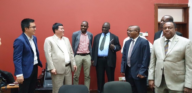 Đại diện lãnh đạo Chính phủ Tanzania và đại điện Tập đoàn T&T Group chia sẻ niềm vui sau khi hợp đồng được ký kết