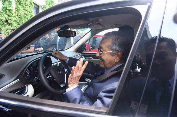 Thủ tướng Malaysia tươi cười bước xuống xe, kết thúc tốt đẹp hành trình trải nghiệm chiếc xe được coi là niềm tự hào Việt Nam. “Quãng đường ngắn nên tôi tiếc là không thể lái với tốc độ cao hơn. Nhưng chiếc xe thực sự rất khỏe, chạy ở tốc độ cao rất tốt” – Thủ tướng Malaysia hào hứng cho biết