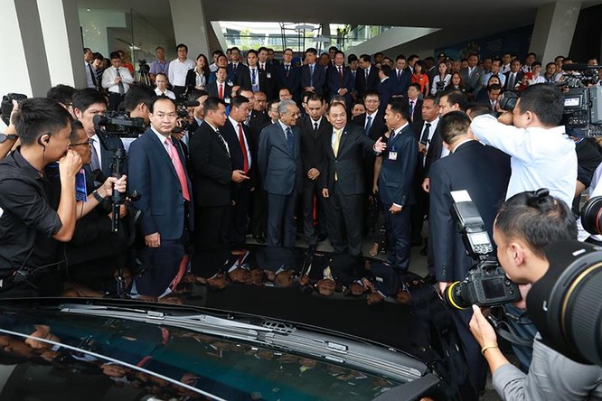 Dù hiếm khi sử dụng những chiếc xe tay lái thuận do người Malaysia lái xe nghịch tay nhưng ông Mahathir Mohamad vẫn hết sức tự tin khi lần đầu cầm lái mẫu xe cao cấp nhất của VinFast.
