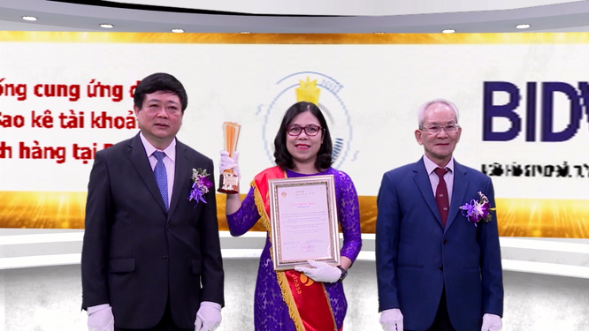 Bà Ngô Thị Liên Hương – Giám đốc Trung tâm Dịch vụ khách hàng BIDV nhận giải thưởng vinh danh Hệ thống cung ứng dịch vụ sao kê tài khoản khách hàng tại BIDV