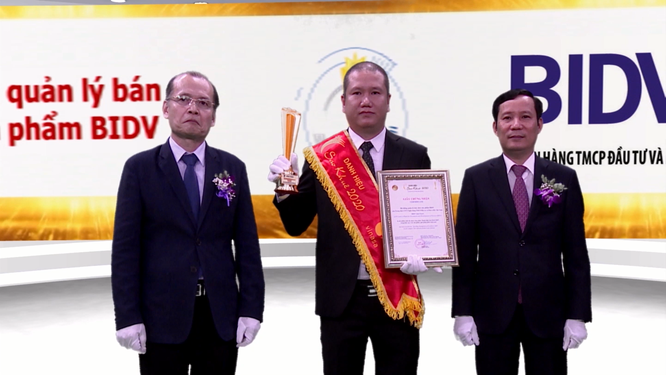Ông Nguyễn Tường Linh - Phó Giám đốc Trung tâm Công nghệ thông tin BIDV nhận giải thưởng vinh danh Hệ thống quản lý bán chéo sản phẩm BIDV