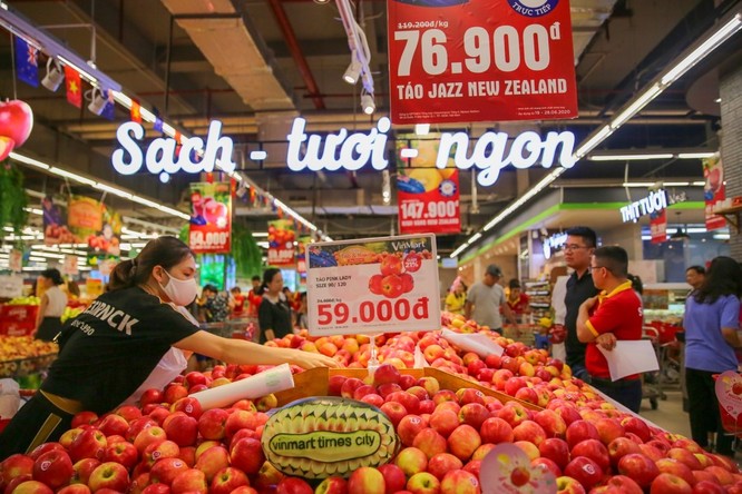 Đại sứ New Zealand thưởng thức táo và kiwi của đất nước mình ngay tại VinMart ảnh 4