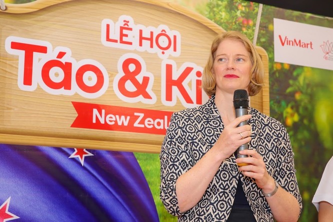 Đại sứ New Zealand thưởng thức táo và kiwi của đất nước mình ngay tại VinMart ảnh 3