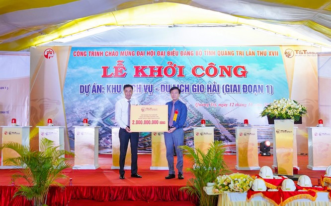 Ông Nguyễn Anh Tuấn, Phó tổng Giám đốc Tập đoàn T&T Group (trái) trao 2 tỷ đồng hỗ trợ Tỉnh Quảng Trị khắc phục hậu quả lũ lụt