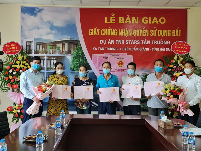 TNR Holdings Vietnam trao giấy chứng nhận quyền sử dụng đất cho khách hàng ảnh 1