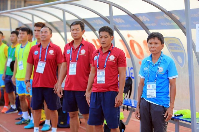 Hơi nóng đã phả sau gáy HLV Võ Đình Tân và các cầu thủ S.Khánh Hòa (ảnh VietTimes)