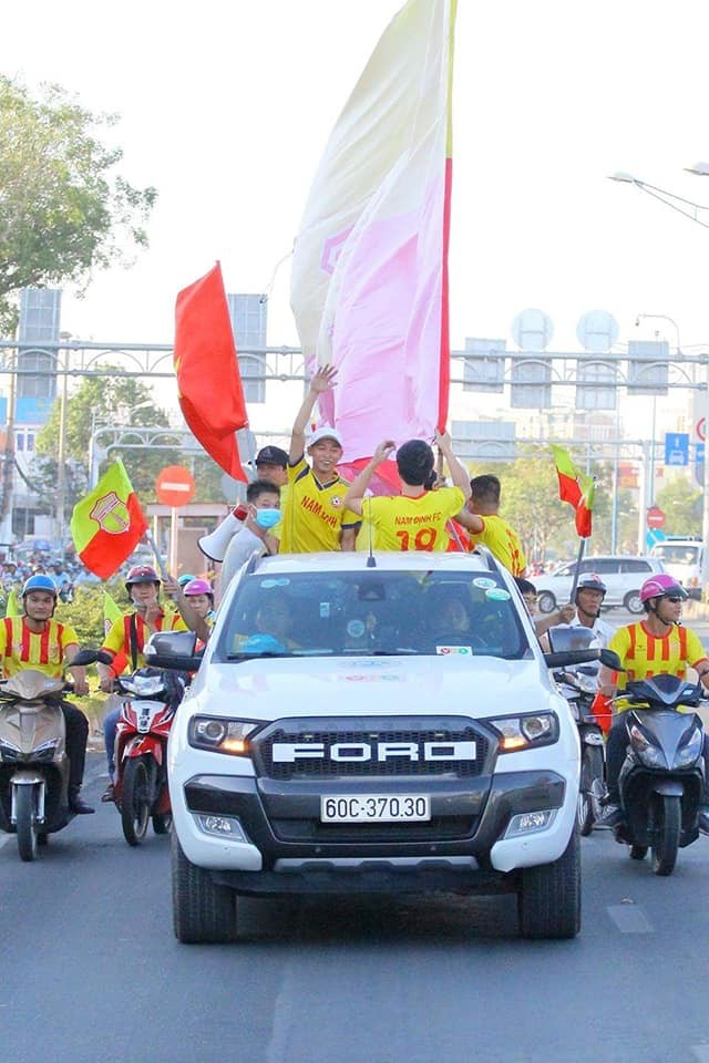 Việc có hàng ngàn cổ động viên Nam Định phía Nam tiếp lửa đã khiến cho các cầu thủ thành Nam có sự khởi đầu lượt về V.League 2019. (ảnh CĐV Nam Định)