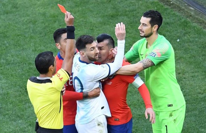 Messi nhận thẻ đỏ trong trận tranh hạng 3 với Chile. Ảnh: Getty Images.