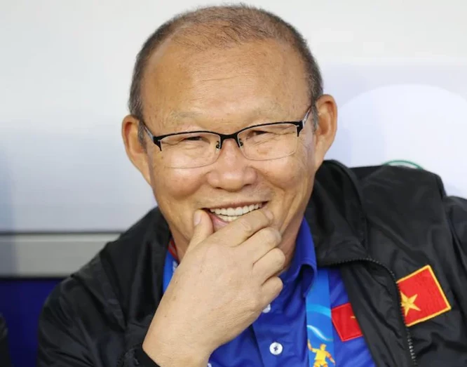 HLV Park Hang Seo chia sẻ: “ Ông ấy là người chú trọng lối chơi dùng tiền vệ đè đối phương gây áp lực. Tôi đã hoàn toàn nắm rõ lối chơi của ông ấy