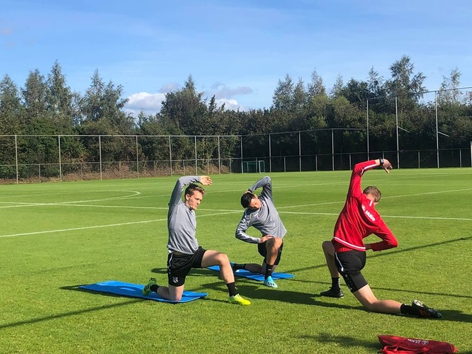  Cùng ra sân với anh còn có một tân binh khác là tuyển thủ đội Croatia Alen Halihovic. Ba thầy trò đã cùng khởi động bằng bài chạy xung quanh sân rồi sau đó tập nhẹ. Ảnh CLB.