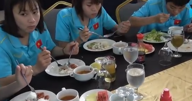 Các cô gái vàng Việt Nam ăn uống đạm bạc tại SEA Games 20. Ảnh TĐ