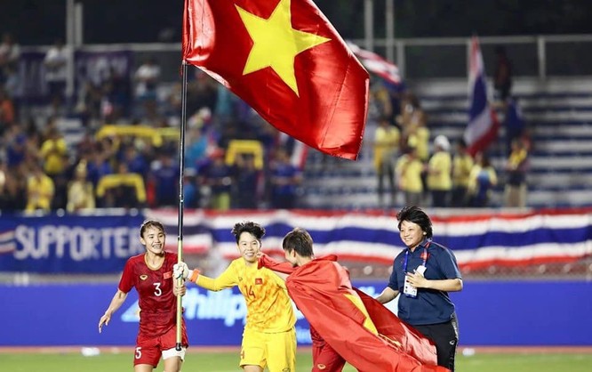 Người ta hy vọng vận đỏ của bóng đá nữ sẽ được truyền sang U22 Việt Nam. Ảnh VFF