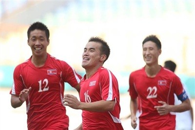 HLV Ju Song-il không có sự phục vụ của cặp trung vệ Jong Kum-song và So Jong-hyok cùng tiền đạo Kim Yu-song. Ảnh Fox