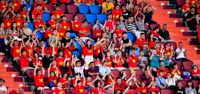 Các CĐV Việt Nam chỉ có được niềm vui nửa đầu hiệp 1. Ảnh AFC