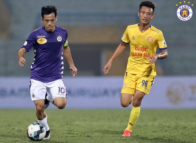 Ngòi nổ Văn Quyết của Hà Nội đang có phong độ cao. Ảnh HNFC.