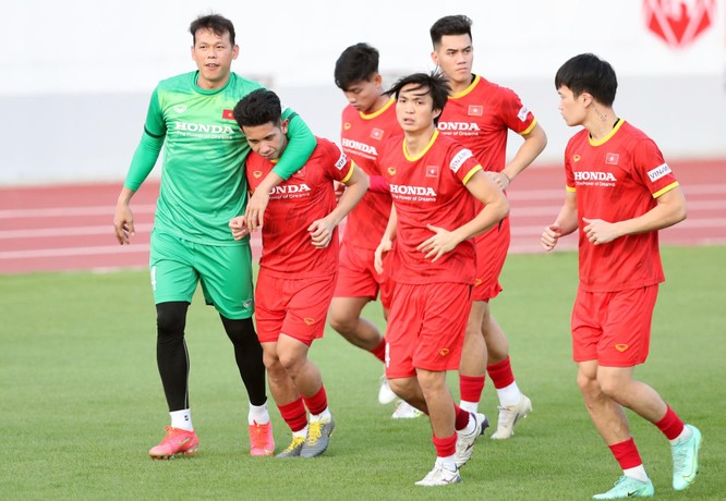 Nỗi lo về vị trí “gác đền” của đội tuyển Việt Nam ảnh 2