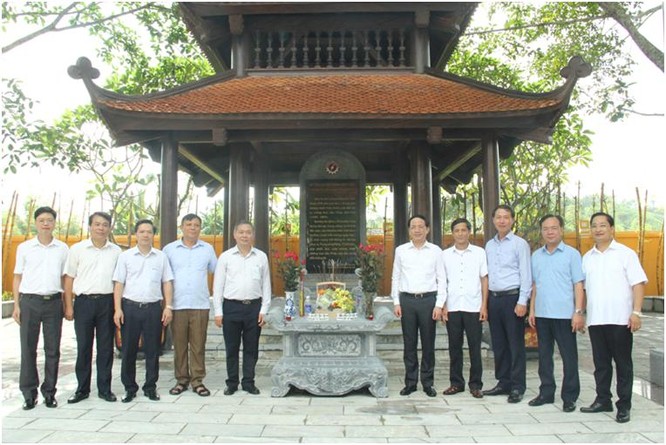 Thứ trưởng Bộ TT&TT Phạm Anh Tuấn dâng hương tưởng niệm Hồ Chủ tịch tại ATK Định Hóa ảnh 1