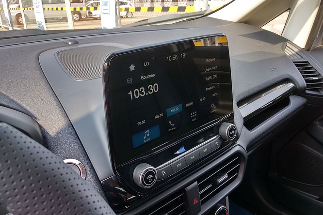 Với SYNC 3 cải tiến tích hợp trong màn hình cảm ứng 8 inch, người lái có thể dùng khẩu lệnh gọi và nói chuyện điện thoại, và điều khiển các tiện nghi giải trí khác trong khi vẫn giữ tay trên vô lăng và tập trung điều khiển xe. SYNC 3 trên Ford Ecosport Mới có thể kết nối GPS với các điện thoại có hệ điều hành hỗ trợ Car Play.
