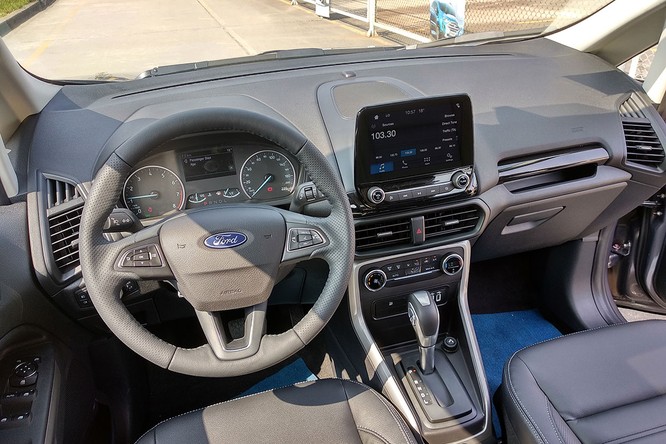 Nội thất Ford EcoSport Mới được các nhà thiết kế của Ford chăm chút và nâng cấp đến 90% về mặt chức năng và tiện nghi, dựa trên những yếu tố hướng tới người dùng. EcoSport mới được thiết kế có tới 25 chỗ để đồ trong xe.