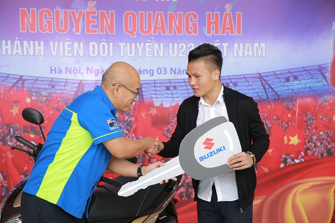 Đến giờ quà của Suzuki Việt Nam mới tới tay tuyển thủ Quang Hải ảnh 1