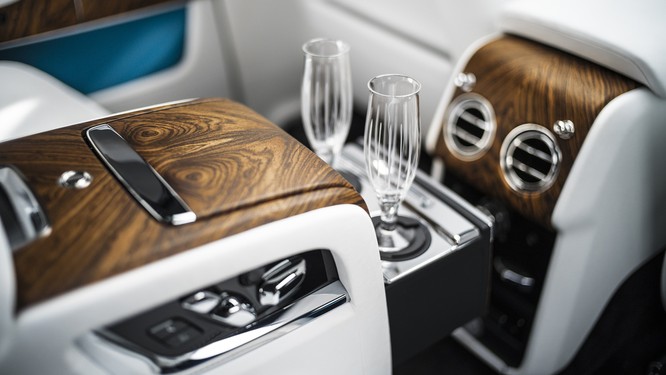 Rolls-Royce Cullinan 2018: Chiếc SUV siêu sang đáng mong đợi của năm 2018 ảnh 24